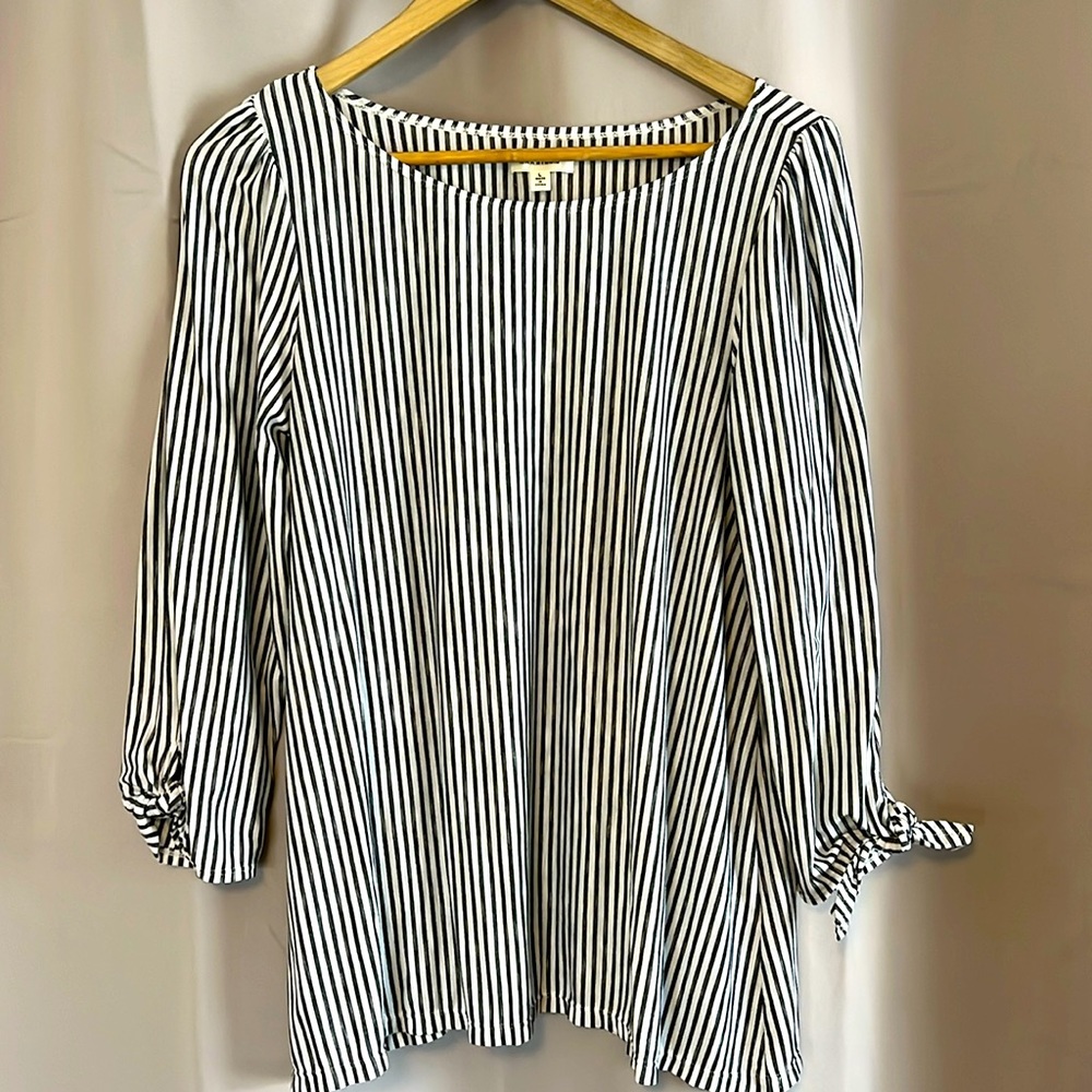 Max Studio 3/4 knot sleeve top.